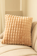 Kudde Pom Pom Karamell - Kudde med lekfull struktur - KM Home | Mattfabriken