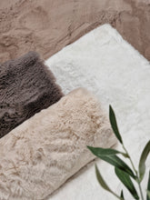 Heaven Deluxe Taupe - Matta med pälskänska - K/M Carpets | Mattfabriken