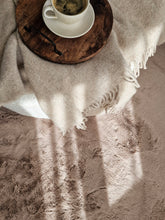 Heaven Deluxe Taupe - Matta med pälskänska - K/M Carpets | Mattfabriken