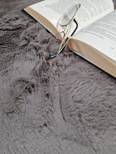 Heaven Deluxe Charcoal - Matta med pälskänska - K/M Carpets | Mattfabriken