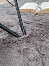 Heaven Deluxe Charcoal - Matta med pälskänska - K/M Carpets | Mattfabriken