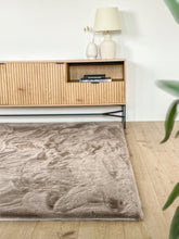 Heaven Deluxe Taupe - Matta med pälskänska - K/M Carpets | Mattfabriken