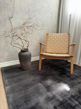 Tribeca Charcoal - Handvävd Viskosmatta - K/M Carpets | Mattfabriken