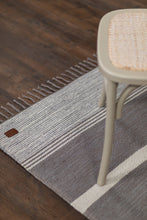 Vindö Grå - Handvävd Gångmatta - K/M Carpets | Mattfabriken